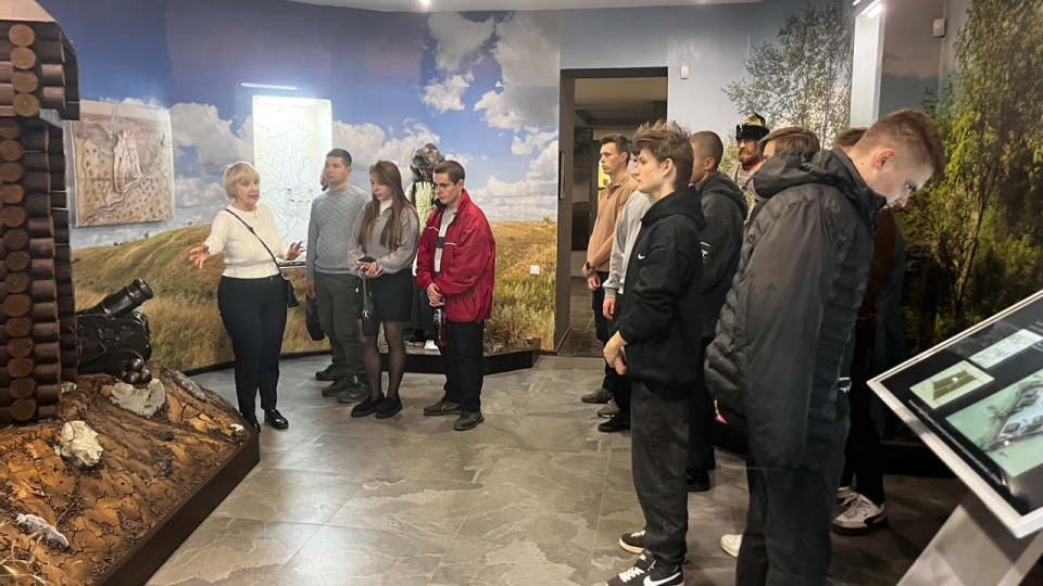 Активисты МК РГО "Донбасс" с экскурсией в краеведческом музее