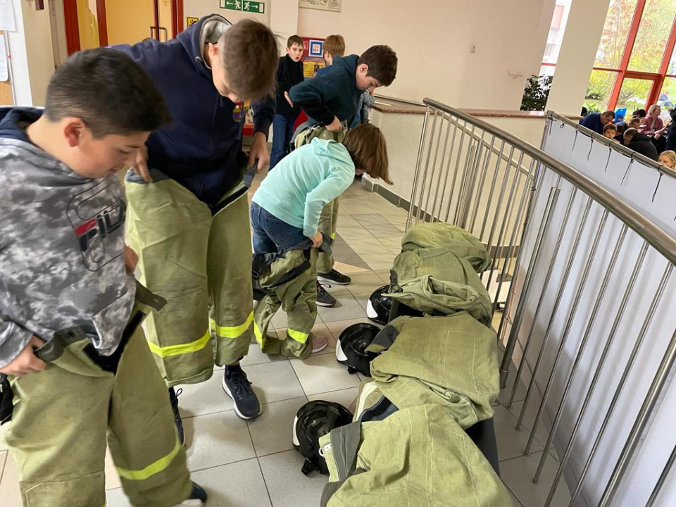 Участники облачаются в БОП