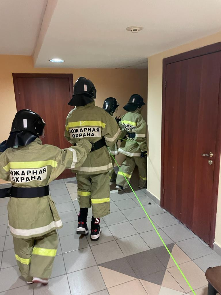 Команда спасателей идет вперед