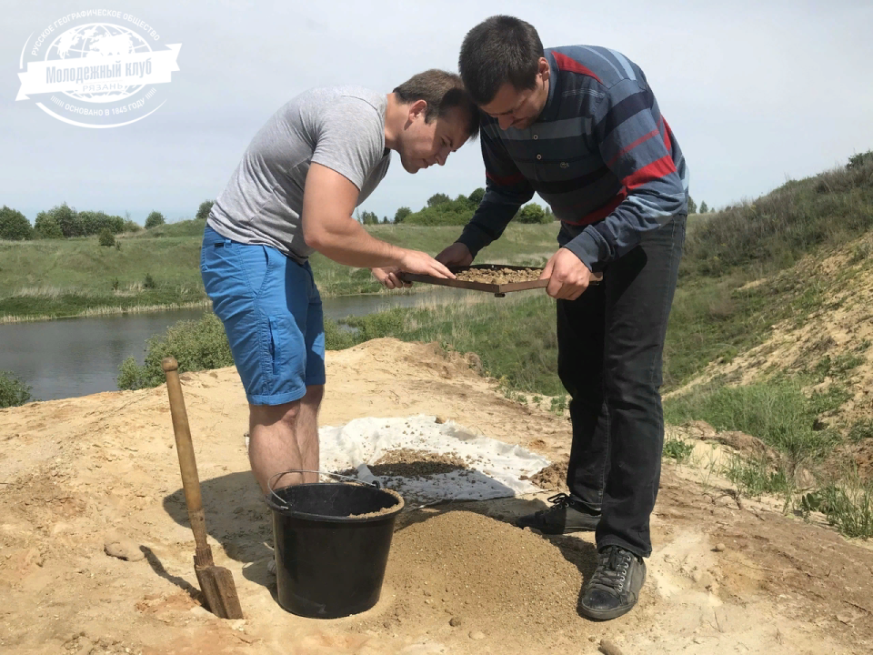 Учёные-палеонтологи за работой (стадия просеивания) в карьере Малый Пролом в ранних исследованиях