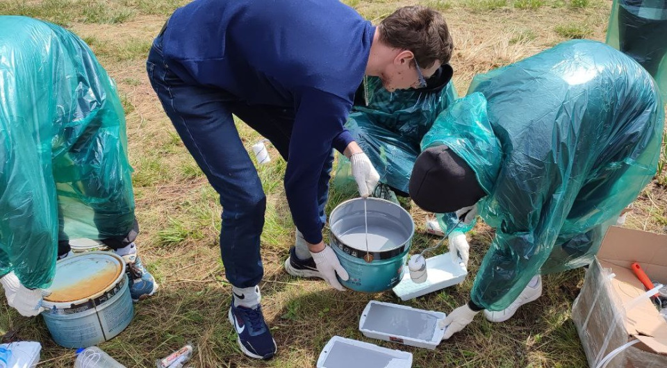Активисты покрасили более 230 столбов ограждения Активисты покрасили более 230 столбов ограждения