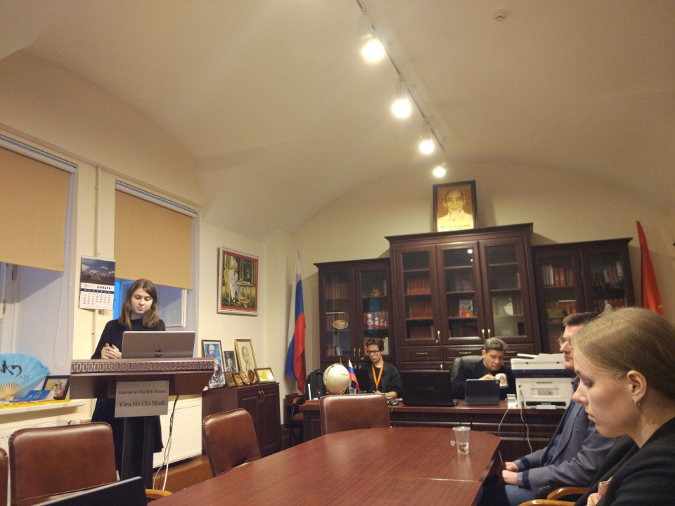 Екатерина Кондрашова выступает с докладом