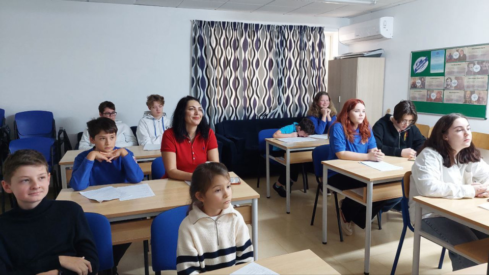 Участники МК РГО Malta Crown проводят телемост с учениками азербайджанской школы.