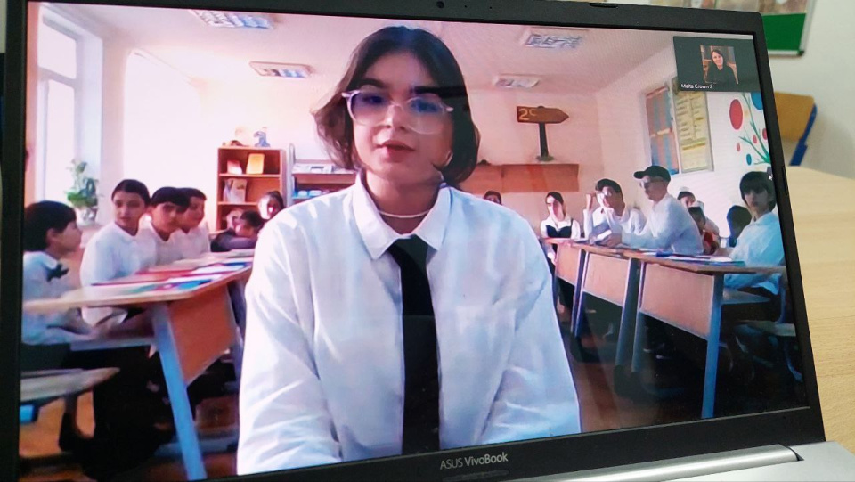 Участники МК РГО Malta Crown проводят телемост с учениками азербайджанской школы.