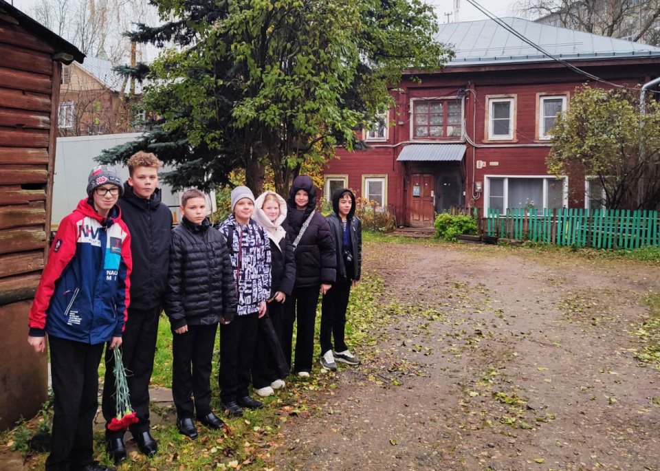 Группа активистов у дома, где жил А. Лебедев, на улице Сенной