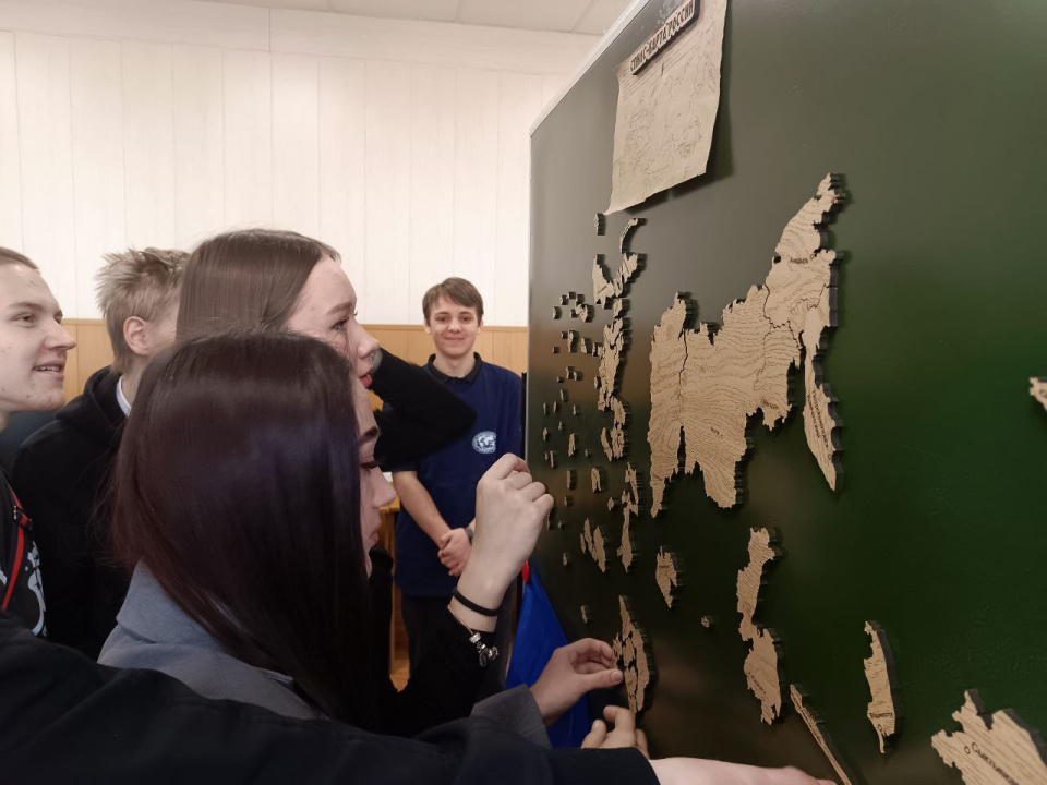 Активисты МК РГО "Салют" проводят мастер-классы по сбору спилс-карт