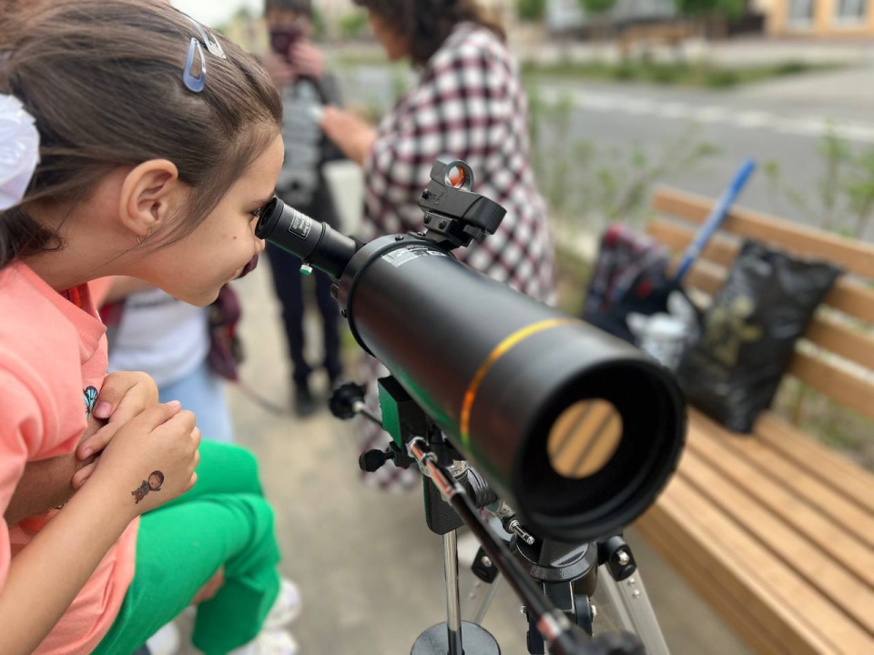 Волонтёры МК РГО "Салют" участвуют в работе площадок тротуарной астрономии в Армавире