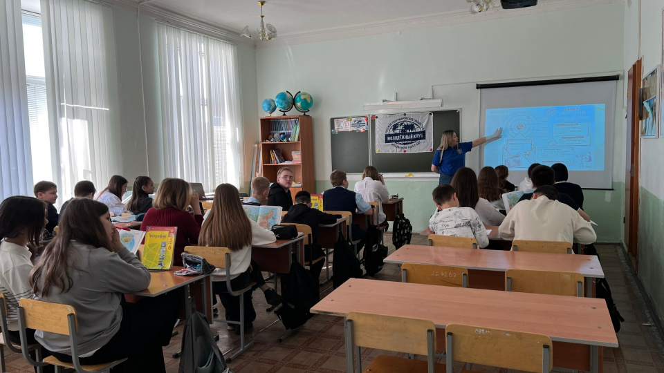 Участники мероприятия во время выполнения заданий диктанта