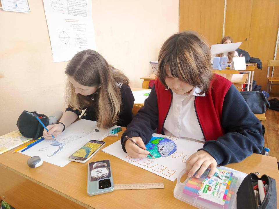 Учащиеся за работой над рисунками ко Дню воды