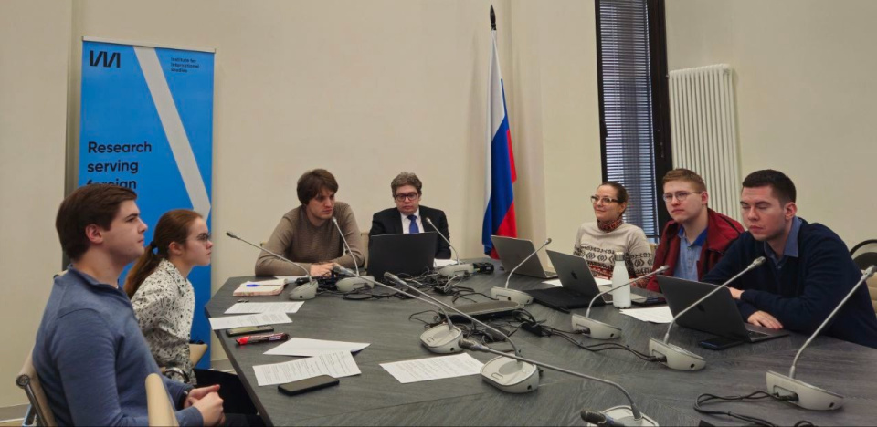 Представители клуба на площадке в Институте международных исследований МГИМО