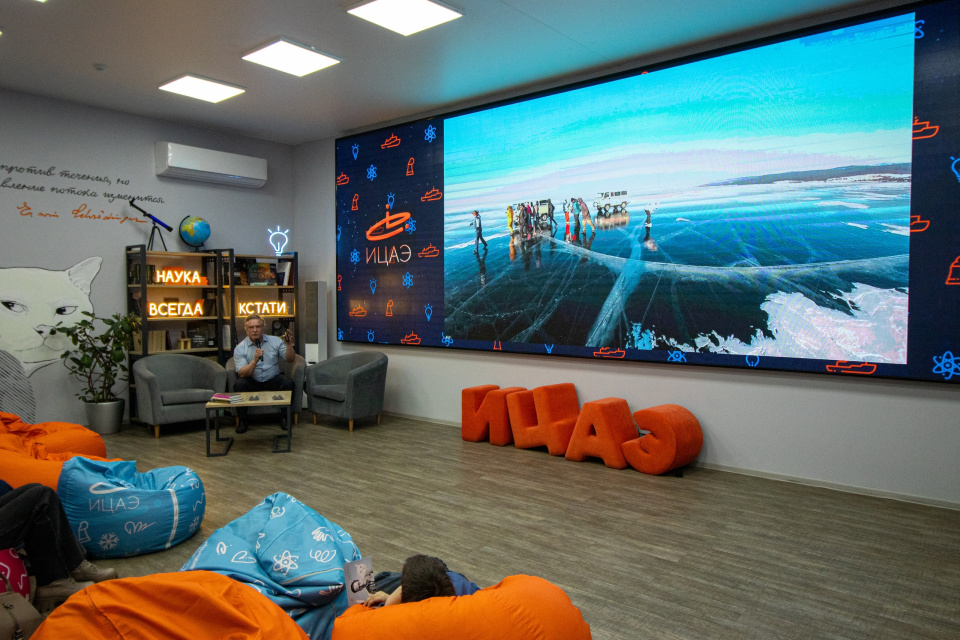 Владимир Соколов на географической лекции