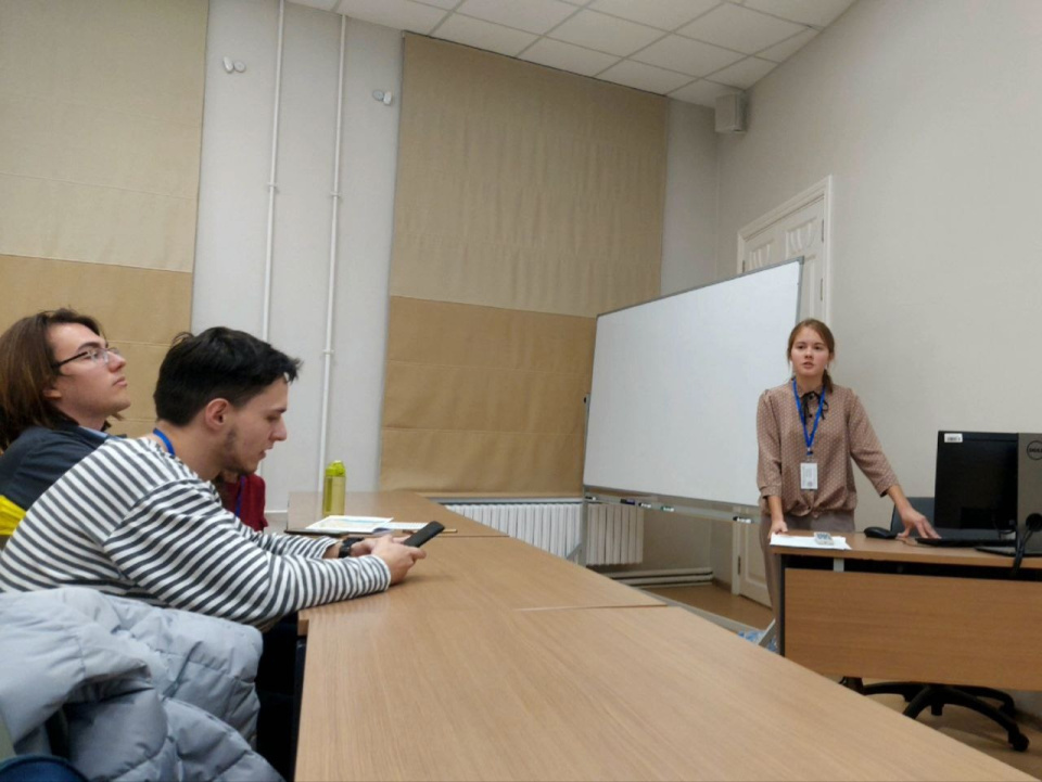 Активистка клуба Катя Якушева представляет свой доклад