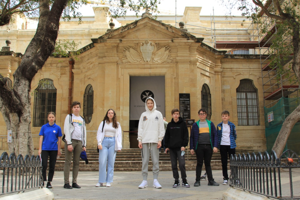 Участники Молодежного клуба РГО Malta Crown на съемках видеофильма о соборе Св. Иоанна