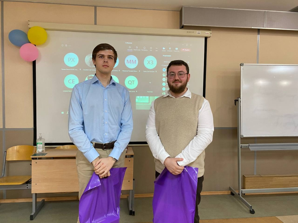 Арсений Чугин (слева) после выступления на конференции